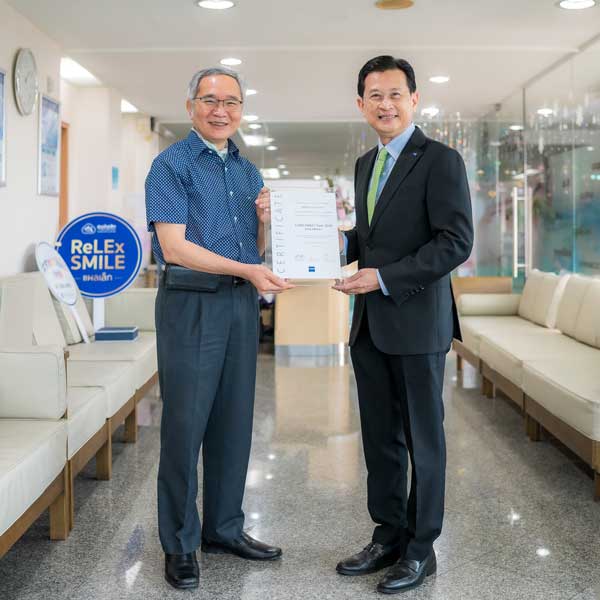 นพ.วิโรจน์ องค์อนันต์คุณ ผู้อำนวยการ รพ. ได้รับมอบโล่และหนังสือรับรอง 2,000 SMILE Thailand SMILE Ambassador Center 2023